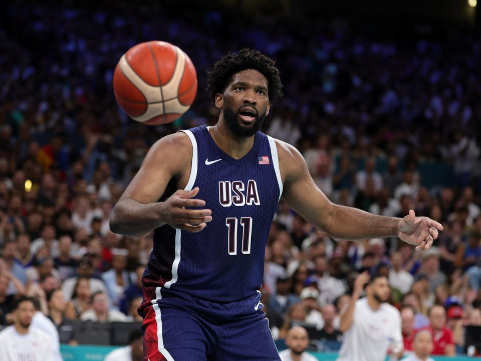 意大利男篮爆冷美国男篮，恩比德送出助攻