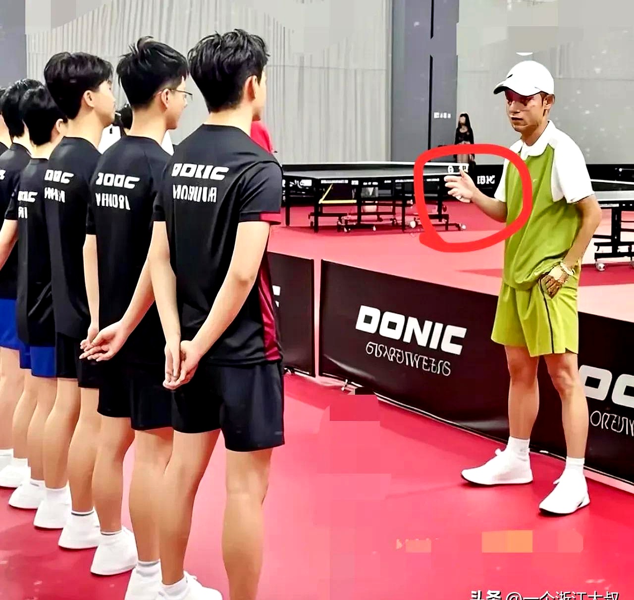 法国乒乓球队完胜中国乒乓球队，张继科送出助攻