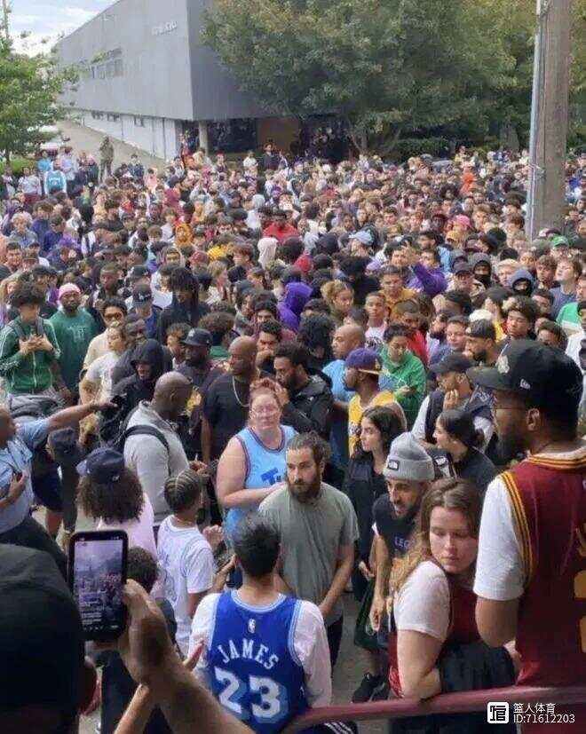 场面火爆!S赛观众席沸腾不已 场面火爆!S赛观众席沸腾不已