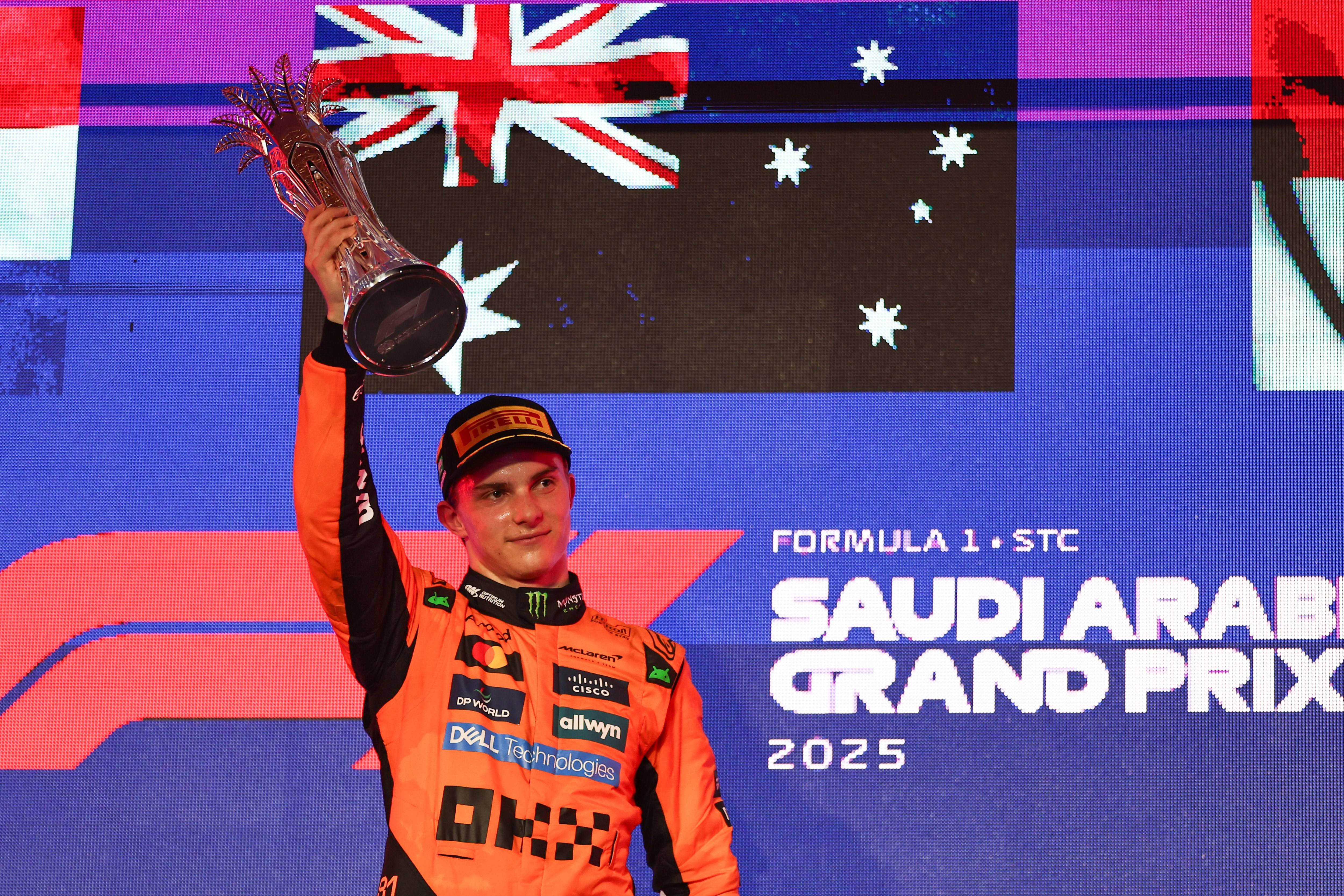 梅赛德斯完胜红牛车队，诺里斯统治全场