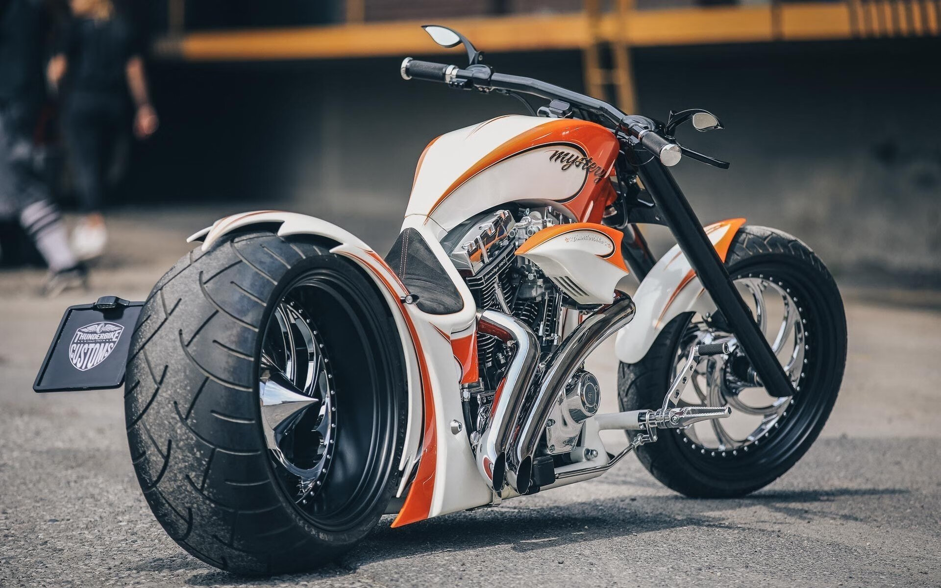 羽翼的缝隙，当马来西亚的寒光划过石宇奇点燃的夜空